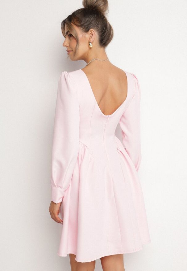 Born2be - Różowa Rozkloszowana Sukienka z Kwadratowym Dekoltem Katilora. Typ kołnierza: dekolt kwadratowy. Kolor: różowy. Długość rękawa: długi rękaw. Styl: klasyczny