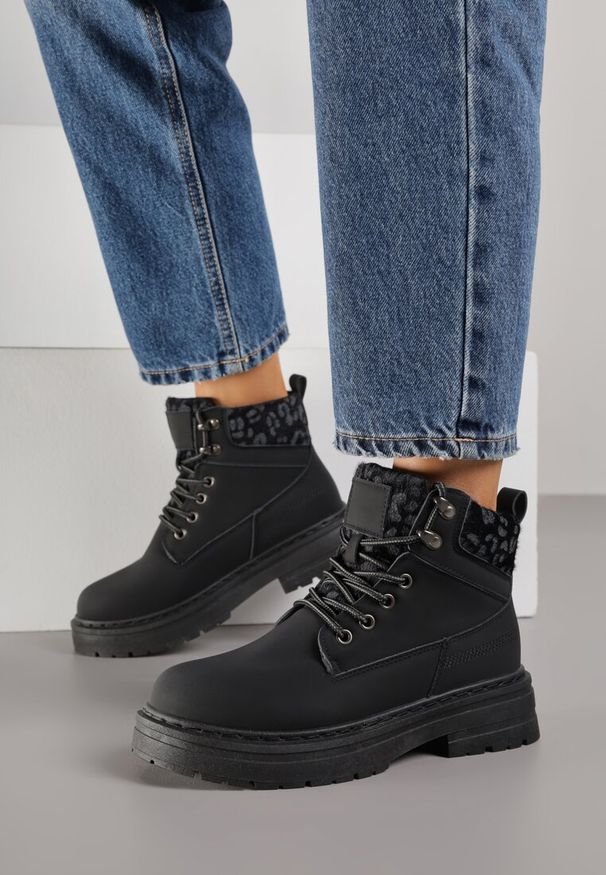 Renee - Czarne Trapery ze Wstawkami we Wzór Vetiara. Okazja: na spacer. Kolor: czarny. Materiał: dzianina, puch, jeans. Szerokość cholewki: normalna