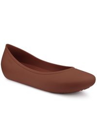 Balerina damskie na basen Crocs BROOKLYN FLAT SPICE. Kolor: brązowy