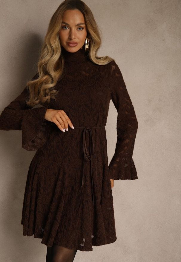 Renee - Brązowa Sukienka ze Stójką z Koronki Zdobiona Wiązaniem w Talii i Falbanami Elarassa. Typ kołnierza: kołnierzyk stójkowy. Kolor: brązowy. Materiał: koronka. Długość rękawa: na ramiączkach. Wzór: aplikacja, koronka. Styl: rockowy