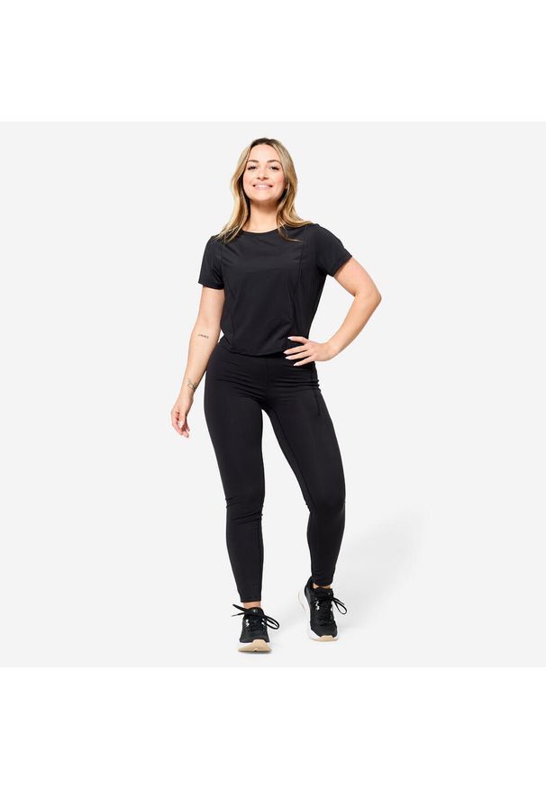 DOMYOS - Koszulka fitness damska Domyos krótki rękaw. Kolor: czarny. Materiał: materiał, poliamid, elastan. Długość rękawa: krótki rękaw. Długość: krótkie. Sport: fitness