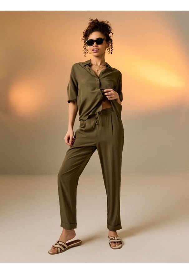 Sinsay - Wiskozowe spodnie straight leg - zielony. Kolor: zielony. Materiał: wiskoza