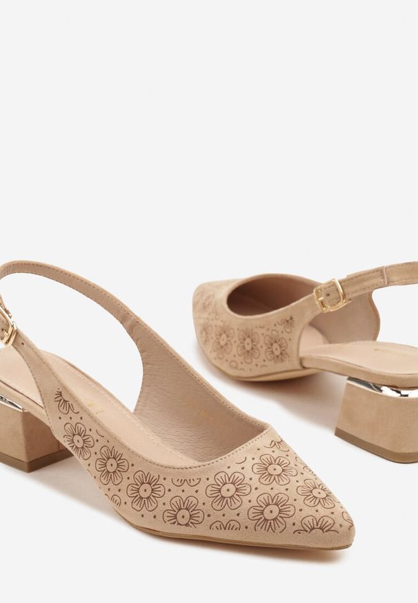 Renee - Ciemnobeżowe Sandały Vices na Słupku Slingback ze Skórzaną Wkładką i Metaliczną Ozdobą Ciariloria. Okazja: na co dzień. Zapięcie: sprzączka. Kolor: beżowy. Materiał: skóra. Wzór: aplikacja. Obcas: na słupku. Styl: casual, klasyczny, elegancki. Wysokość obcasa: średni