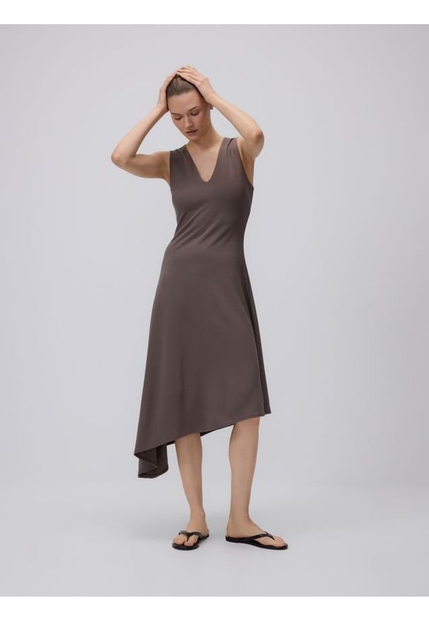 Reserved - Asymetryczna sukienka midi - beżowy. Kolor: beżowy. Materiał: dzianina, wiskoza. Typ sukienki: asymetryczne. Długość: midi