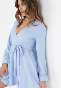 Born2be - Niebieska Sukienka Dyninca. Typ kołnierza: dekolt w kształcie V. Kolor: niebieski. Materiał: materiał, tkanina. Wzór: gładki. Typ sukienki: kopertowe. Styl: elegancki. Długość: mini #3