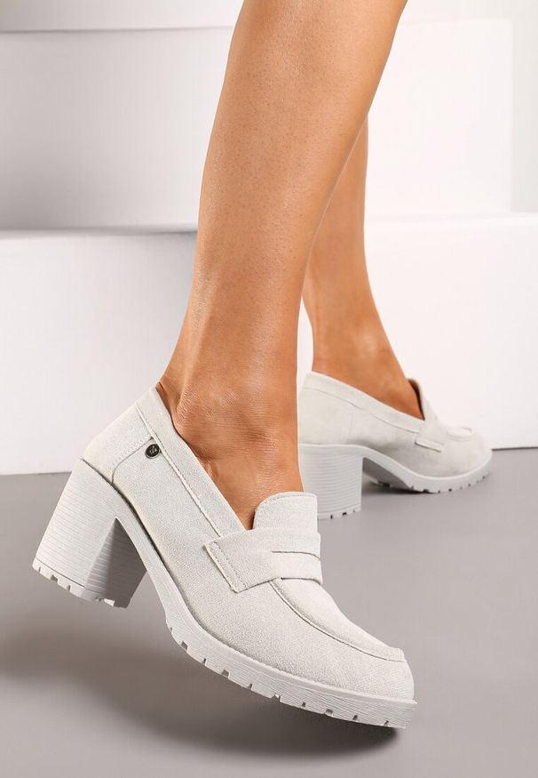 Born2be - Jasnoszare Półbuty na Słupku z Niską Platformą w Stylu Mokasynów z Imitacji Zamszu Aricandia. Okazja: do pracy. Kolor: szary. Materiał: zamsz. Obcas: na platformie. Wysokość obcasa: średni