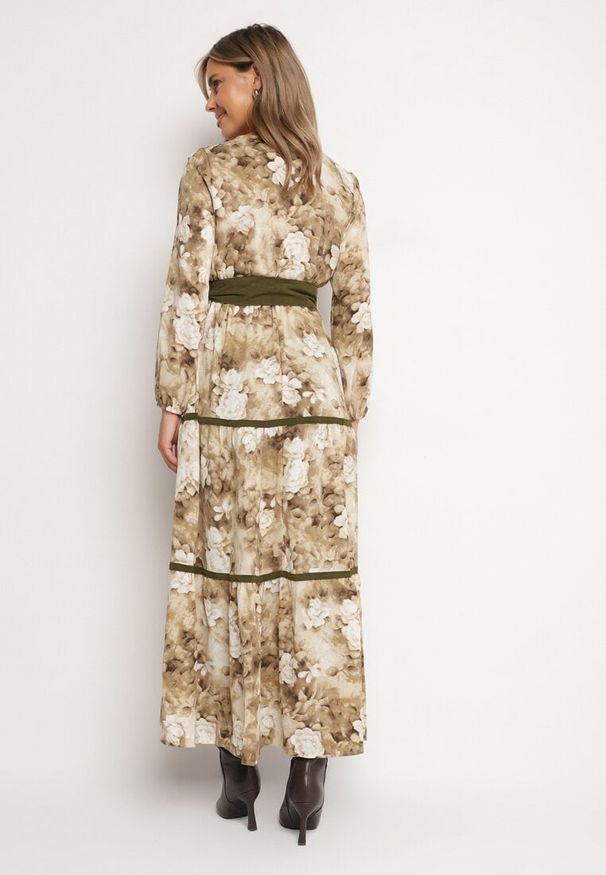 Born2be - Beżowa Kopertowa Rozkloszowana Sukienka Ozdobiona Paskiem i Falbanami Fezisia. Kolor: beżowy. Materiał: skóra. Wzór: aplikacja. Typ sukienki: kopertowe. Styl: elegancki