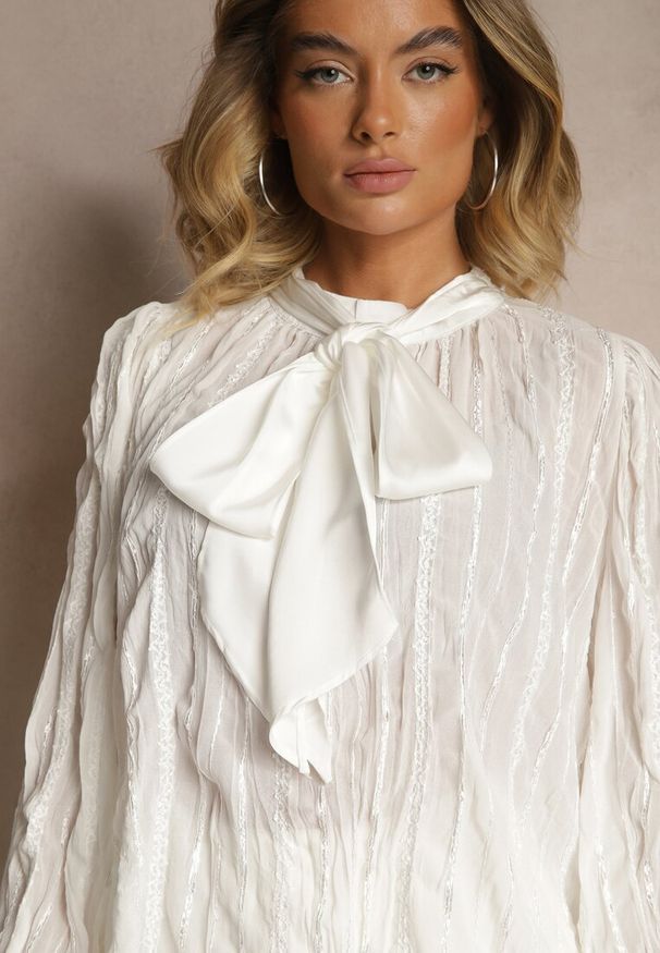 Renee - Biała Tłoczona Bluzka o Koszulowym Kroju z Ozdobnym Wiązaniem Sepalea. Okazja: na co dzień. Kolor: biały. Materiał: jeans. Długość rękawa: długi rękaw. Długość: długie. Styl: casual, elegancki