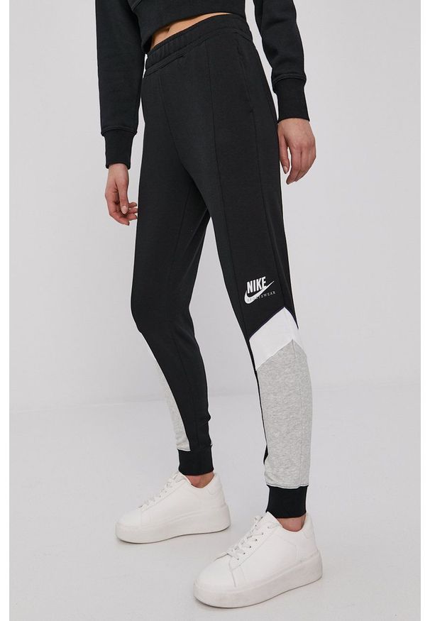 Nike Sportswear Spodnie damskie kolor czarny. Kolor: czarny. Materiał: dzianina