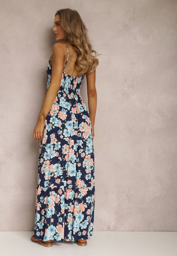 Renee - Granatowa Sukienka Kydatea. Typ kołnierza: dekolt w kształcie V. Kolor: niebieski. Materiał: wiskoza, tkanina. Długość rękawa: na ramiączkach. Wzór: nadruk, kolorowy, kwiaty. Typ sukienki: rozkloszowane. Styl: wakacyjny. Długość: maxi