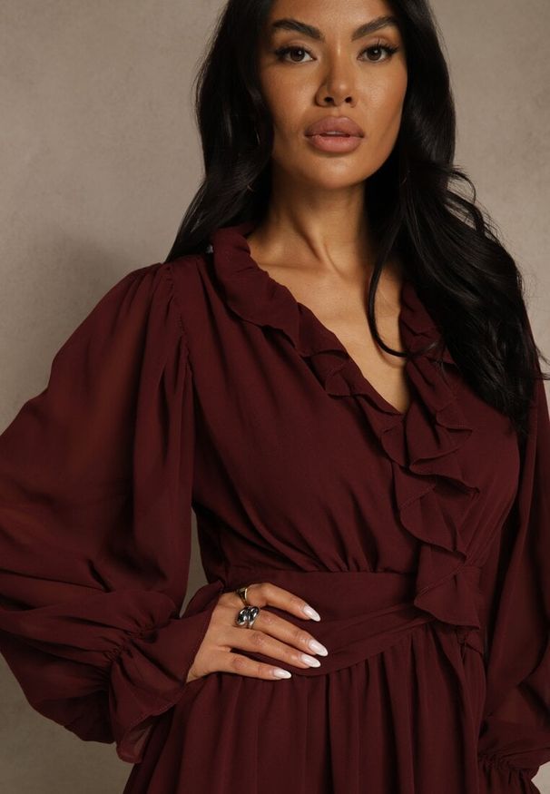 Renee - Bordowa Siateczkowa Sukienka o Rozkloszowanym Fasonie z Falbankami Zenniria. Okazja: na co dzień, na ślub cywilny, na wesele, na imprezę. Typ kołnierza: kołnierz z falbankami. Kolor: czerwony. Materiał: poliester. Styl: casual