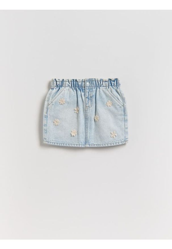 Reserved - Jeansowa spódnica z aplikacją - niebieski. Kolor: niebieski. Materiał: jeans. Wzór: aplikacja