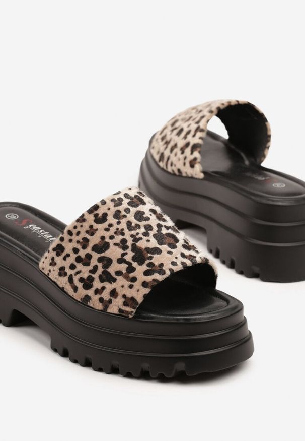 Born2be - Panterkowe Klapki na Grubej Podeszwie z Tłoczeniem Fevenne. Okazja: na co dzień, na spacer. Styl: elegancki, casual