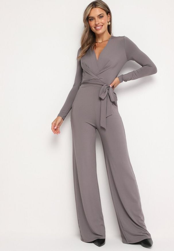 Born2be - Szary Kombinezon z Kopertowym Dekoltem Cizine. Okazja: na co dzień. Kolor: szary. Długość rękawa: długi rękaw. Długość: długie. Styl: casual