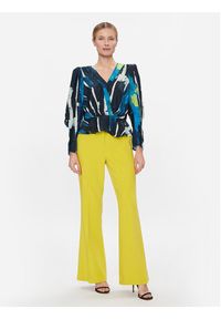DKNY Spodnie materiałowe UK3PX024 Żółty Relaxed Fit. Kolor: żółty. Materiał: syntetyk