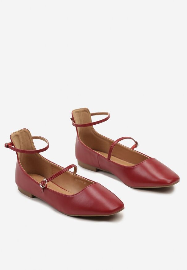 Renee - Bordowo-Czerwone Balerinki z Imitacji Skóry na Płaskiej Podeszwie z Dwiema Sprzączkami Rosalalia. Okazja: na co dzień. Zapięcie: sprzączka. Kolor: czerwony. Materiał: skóra. Sezon: wiosna. Obcas: na płaskiej podeszwie. Styl: elegancki, casual