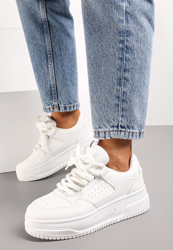 Renee - Białe Sneakersy na Platformie Wiązane na Szerokie Sznurowadła Viletra. Kolor: biały. Szerokość cholewki: normalna. Obcas: na platformie