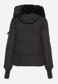 Born2be - Czarna Pikowana Kurtka z Odpinanym Kapturem z Futrem i Długimi Ściągaczami przy Rękawach Zintria. Okazja: na spacer. Kolor: czarny. Materiał: futro. Długość rękawa: długi rękaw. Długość: długie. Styl: elegancki #3