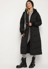 Born2be - Czarna Pikowana Kurtka Przeciwdeszczowa z Kapturem Lanelle. Okazja: na co dzień, na spacer. Typ kołnierza: kaptur. Kolor: czarny. Materiał: jeans. Sezon: zima, lato. Styl: casual #4