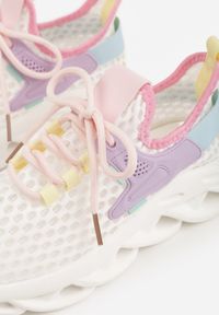 Renee - Biało-Fioletowe Buty Sportowe Sneakersy na Platformie Ozdobionej Tłoczeniem Teliriella. Okazja: na co dzień. Zapięcie: sznurówki. Kolor: biały. Materiał: jeans. Wzór: aplikacja. Obcas: na platformie #3
