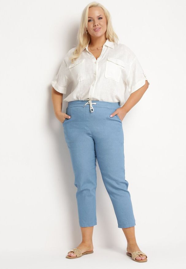 Born2be - Jasnoniebieskie Bawełniane Spodnie z Wysokim Stanem i Gumką w Pasie Zakończoną Troczkami Wedira. Okazja: na co dzień. Stan: podwyższony. Kolor: niebieski. Materiał: bawełna. Styl: klasyczny, casual, elegancki