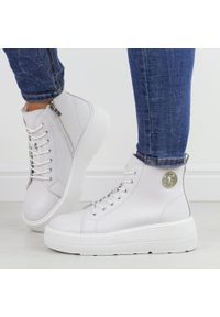 Białe skórzane botki damskie Filippo dbt6374/25. Okazja: na spacer, na co dzień. Nosek buta: okrągły. Kolor: biały. Materiał: skóra. Szerokość cholewki: normalna. Sezon: zima, jesień. Obcas: na platformie. Styl: casual, klasyczny #1