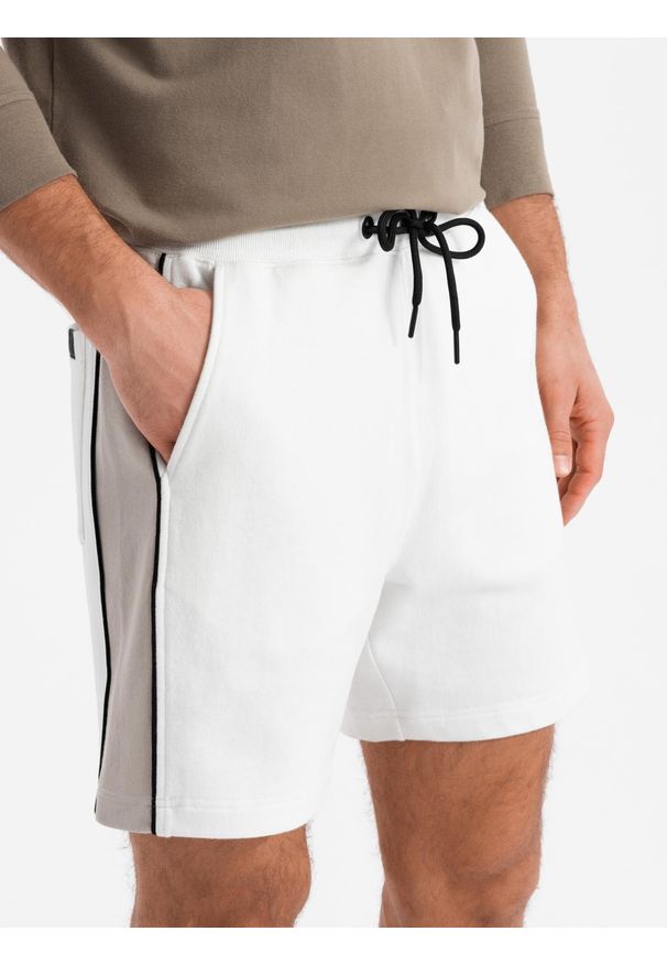 Ombre Clothing - Męskie krótkie spodenki dresowe w szerokie pasy – złamana biel V1 - Rozmiar: L. Okazja: na co dzień. Kolor: biały. Materiał: dresówka. Długość: krótkie. Styl: sportowy, casual