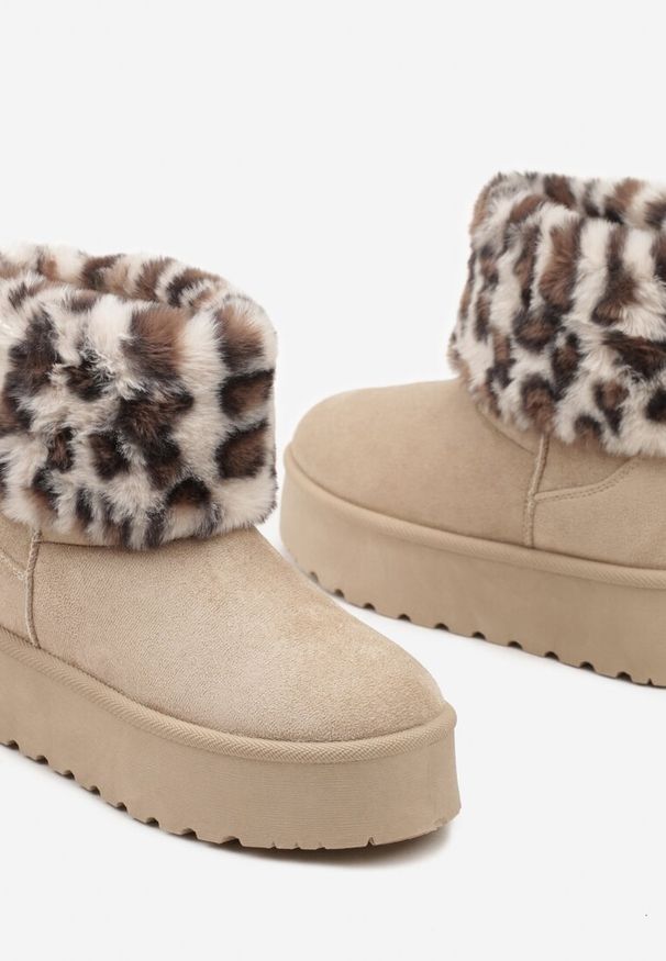 Renee - Beżowe Śniegowce z Imitacji Zamszu na Platformie z Futrzaną Cholewką w Panterkowy Wzór Reanithra. Okazja: na co dzień. Kolor: beżowy. Materiał: zamsz, futro. Szerokość cholewki: normalna. Wzór: aplikacja. Sezon: zima, jesień. Obcas: na platformie. Styl: casual, elegancki