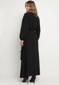 Born2be - Czarna Kopertowa Asymetryczna Sukienka Koktajlowa z Wiskozą Ozdobiona Paskiem Lanoresa. Okazja: na imprezę. Kolor: czarny. Materiał: wiskoza. Wzór: aplikacja. Typ sukienki: asymetryczne, kopertowe. Styl: wizytowy #2