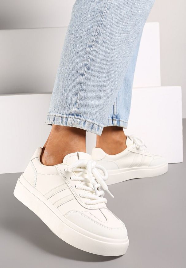Born2be - Białe Sneakersy na Grubej Podeszwie z Paskami i Sznurowaniem Tiariel. Zapięcie: pasek. Kolor: biały