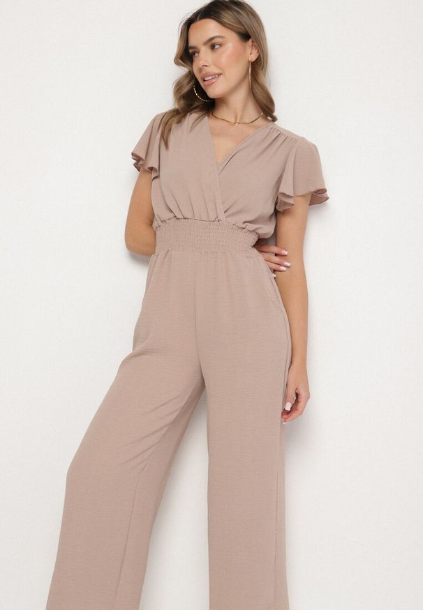 Born2be - Beżowy Kombinezon z Kopertowym Dekoltem i Szeroką Gumką w Pasie Evimevi. Okazja: na co dzień. Kolor: beżowy. Długość rękawa: krótki rękaw. Długość: krótkie. Styl: casual