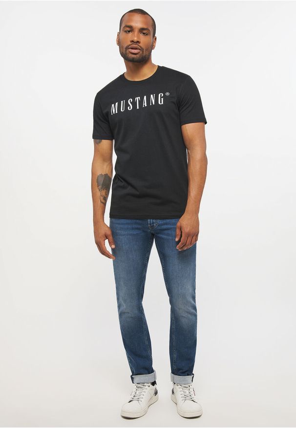 Mustang - MUSTANG Style Alex C LOGO Tee MĘSKI T-SHIRT KOSZULKA NADRUK Black 1013221 4142. Okazja: na co dzień, na imprezę, na randkę. Materiał: bawełna, skóra, jeans. Wzór: nadruk. Sezon: lato. Styl: klasyczny, elegancki, sportowy, casual
