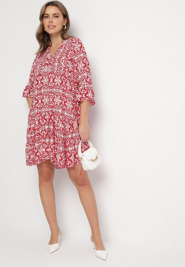 Born2be - Czerwona Bawełniana Sukienka Rozkloszowana z Falbanką w Ornamentalny Wzór Laneloren. Kolor: czerwony. Materiał: bawełna