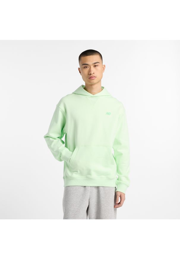 Bluza męska New Balance MT41534MEW – zielona. Typ kołnierza: kaptur. Kolor: zielony. Materiał: bawełna, prążkowany. Wzór: haft