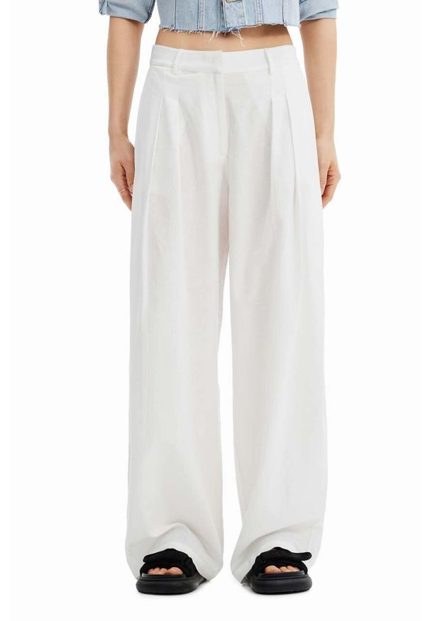 Desigual spodnie z domieszką lnu kolor biały szerokie medium waist. Kolor: biały. Materiał: len