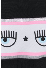 Chiara Ferragni bluza bawełniana Maxilogomania damska kolor czarny z nadrukiem. Kolor: czarny. Materiał: bawełna. Długość rękawa: długi rękaw. Długość: długie. Wzór: nadruk #2