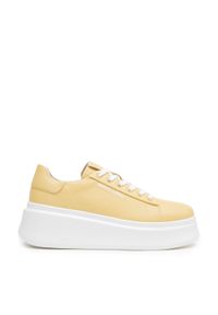 Wittchen - Damskie sneakersy ze skóry na grubej podeszwie klasyczne żółte. Okazja: na co dzień. Nosek buta: okrągły. Kolor: żółty. Materiał: skóra. Obcas: na platformie #1