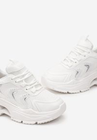 Born2be - Białe Sneakersy na Grubej Podeszwie z Metalicznym Zdobieniem Teda. Kolor: biały. Wzór: aplikacja
