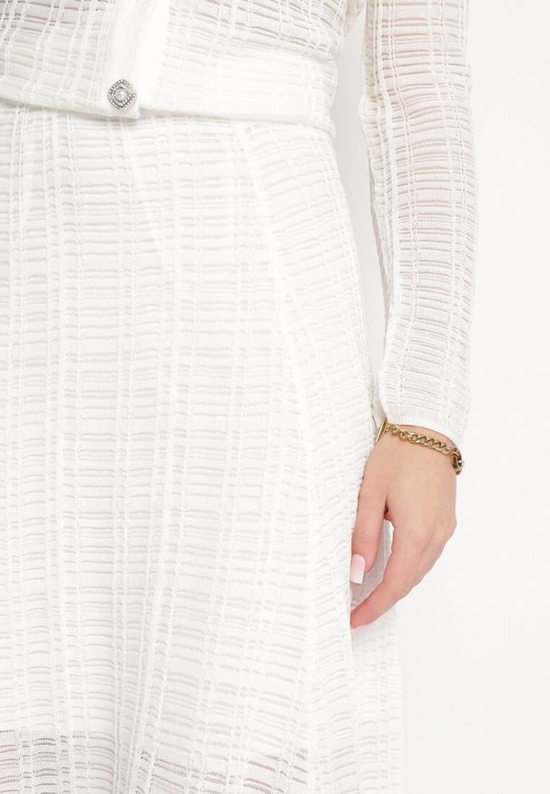 Born2be - Biała Spódnica z Ozdobnym Tłoczeniem Błyszczącą Nicią i Gumką w Pasie Pirlena. Kolor: biały. Materiał: tkanina. Wzór: aplikacja. Styl: elegancki
