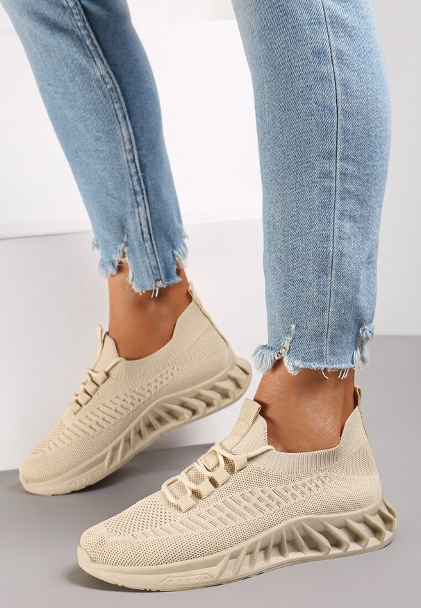 Renee - Beżowe Buty Sportowe Eudiopis. Nosek buta: okrągły. Zapięcie: bez zapięcia. Kolor: beżowy. Materiał: materiał. Szerokość cholewki: normalna. Wzór: aplikacja. Obcas: na płaskiej podeszwie