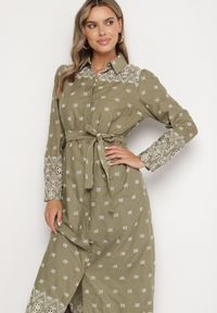 Born2be - Zielona Sukienka o Koszulowym Kroju z Wiązanym Paskiem Ozdobiona Haftem Valentirae. Okazja: na co dzień. Kolor: zielony. Materiał: bawełna. Wzór: aplikacja, haft. Typ sukienki: koszulowe. Styl: casual, klasyczny #3