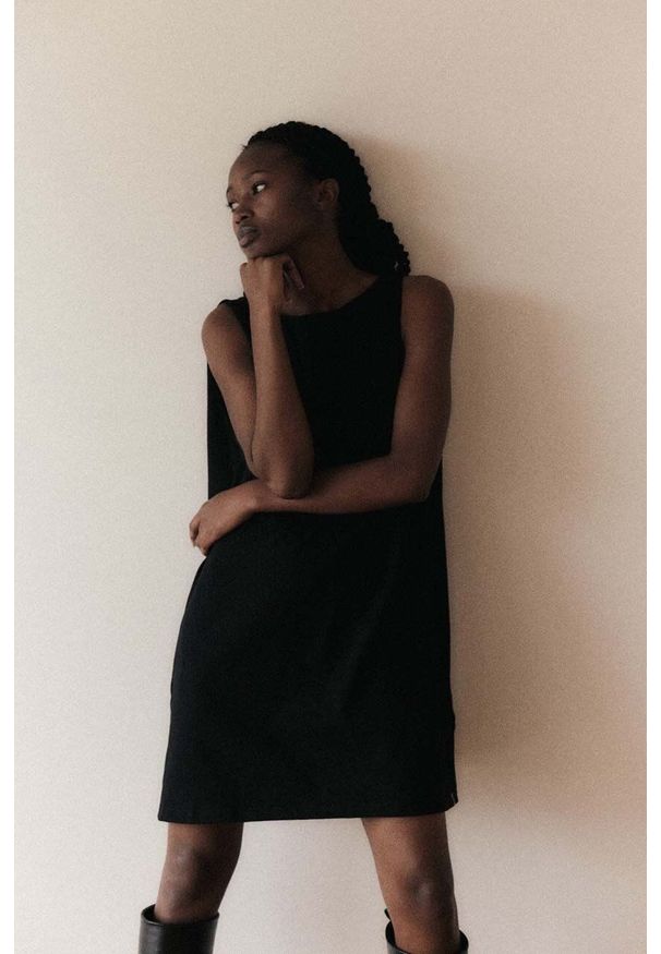 MUUV. sukienka bawełniana #SKATEGIRL kolor czarny mini oversize. Kolor: czarny. Materiał: bawełna. Długość rękawa: na ramiączkach. Typ sukienki: oversize. Długość: mini