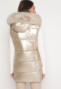 Born2be - Jasnobeżowa Kamizelka Pikowana z Kapturem i Futerkiem Adamisia. Typ kołnierza: kaptur. Kolor: beżowy. Materiał: futro. Wzór: aplikacja #3
