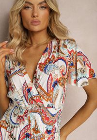 Renee - Biało-Różowa Rozkloszowana Sukienka z Bawełny o Kopertowym Kroju w Print Paisley Piavella. Okazja: na co dzień. Kolor: biały. Materiał: bawełna. Wzór: paisley, nadruk. Typ sukienki: kopertowe. Styl: elegancki, casual