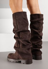 Renee - Ciemnobrązowe Marszczone Kozaki z Cholewką Imitującą Nogawkę Nalomassa. Kolor: brązowy. Materiał: jeans. Szerokość cholewki: normalna #6