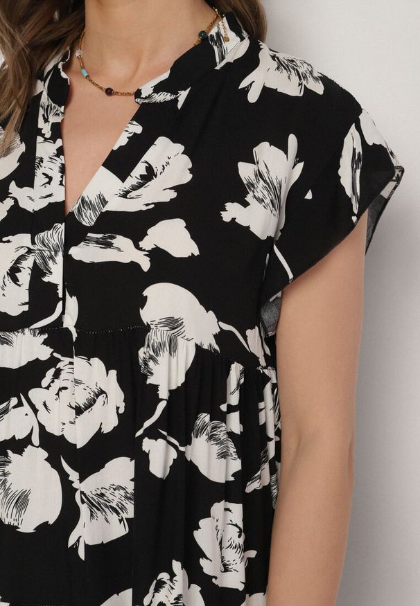 Born2be - Czarna Bawełniana Sukienka o Kroju Oversize w Kwiaty Liralea. Okazja: na co dzień, na spacer. Kolor: czarny. Materiał: bawełna. Wzór: kwiaty. Typ sukienki: oversize. Styl: klasyczny, casual
