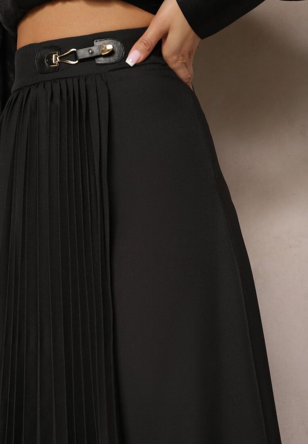 Renee - Czarna Plisowana Spódnica Midi z Ozdobną Klamerką o Rozkloszowanym Kroju Galeasa. Okazja: na co dzień, na imprezę. Kolor: czarny. Styl: casual