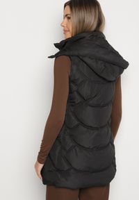 Born2be - Czarna Kamizelka z Odpinanym Kapturem Ozdobiona Pikowaniem Tulira. Okazja: na co dzień. Kolor: czarny. Materiał: jeans. Wzór: aplikacja. Styl: klasyczny, casual, elegancki #6