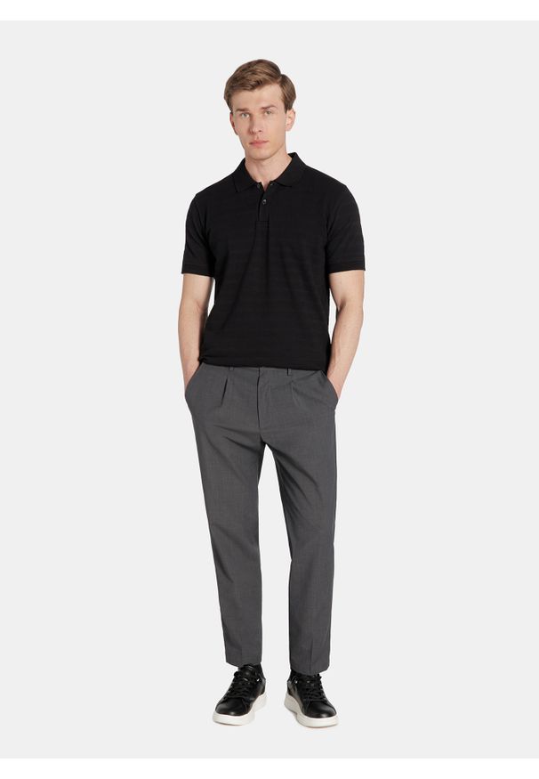 Pako Lorente - PAKO LORENTE - Czarne bawełniane polo w prążki. Okazja: na co dzień. Typ kołnierza: polo. Kolor: czarny, niebieski. Materiał: bawełna. Długość rękawa: krótki rękaw. Długość: krótkie. Wzór: prążki. Styl: casual