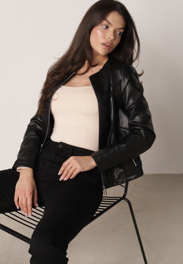 Born2be - Czarna Kurtka Ramoneska Taliowana bez Kołnierzyka w Motocyklowym Stylu Nelaswenna. Okazja: na co dzień. Typ kołnierza: bez kołnierzyka. Kolor: czarny. Materiał: jeans. Długość: długie. Styl: casual